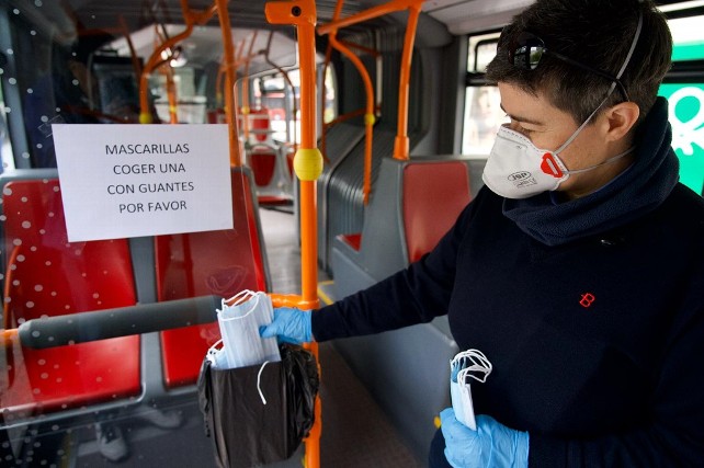 Las mascarillas son el nuevo complemento en los autobuses.