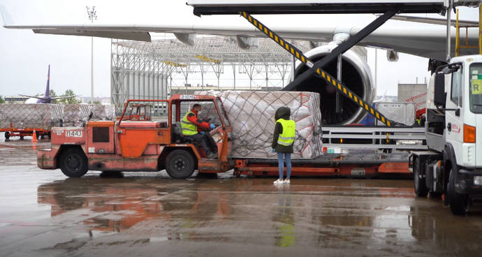 Llegada de las mascarillas al aeropuerto.