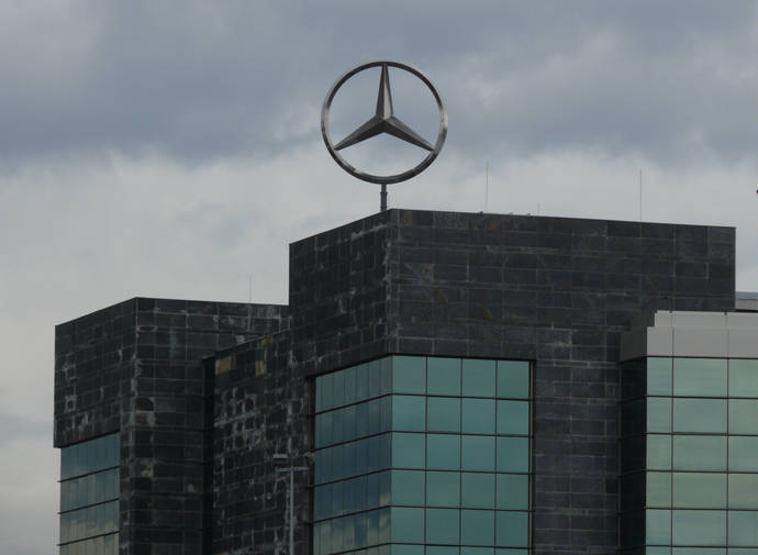 Fachada de la fábrica de Mercedes-Benz en Vitoria.