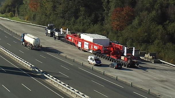 Imagen del transporte especial que circula por las carreteras guipuzcoanas.