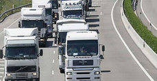 Imagen de archivo de camiones en una carretera española