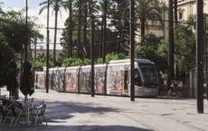 Metrocentro circulando por las calles de Sevilla