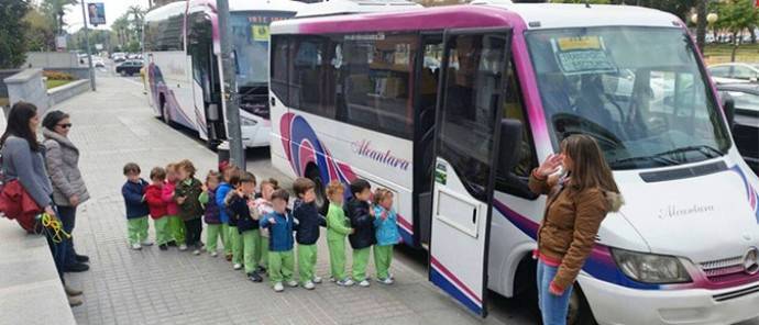 Dos autobuses de transporte escolar.