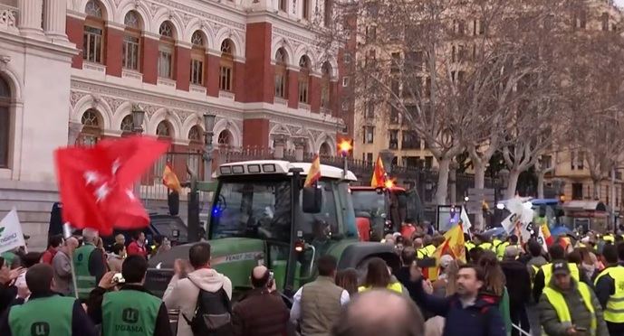 Situación caótica en las calles del centro de Madrid: miles de agricultores bloquean varios puntos de la ciudad