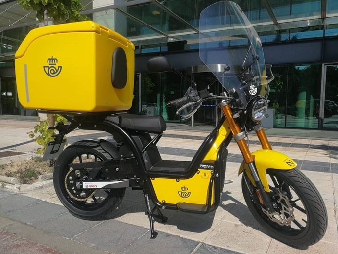 Correos amplia su flota de reparto con 800 motos eléctricas ciberseguras