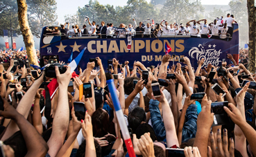 Francia celebra su victoria en el Mundial en un autobús Unvi