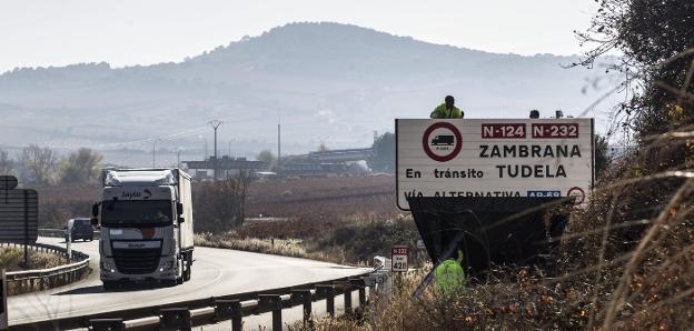 En 2017 se estableció la prohibición permanente de circulación de camiones en las carreteras nacionales N-232 y N-124 y su desvío obligatorio a la autopista de peaje AP-68.