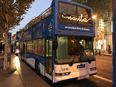 Naviluz de EMT Madrid vuelve a circular bajo el alumbrado navideño