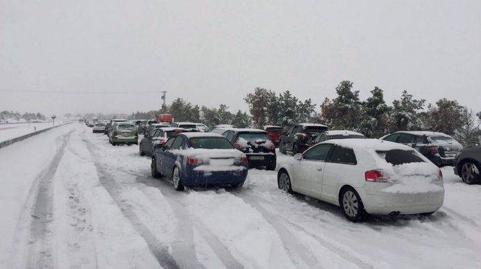 Atasco en la AP-6 en enero, por la mala planificación ante las fuertes nevadas.