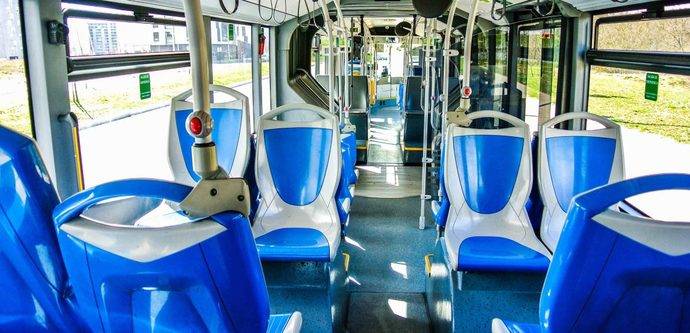 Interior de un autobús de transporte urbano.