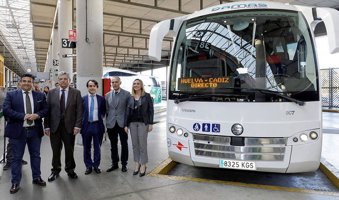 La consejera andaliza Marifrán Carazo, junto a uno de los autobuses de la nueva línea directa entre Huelva y Cádiz.