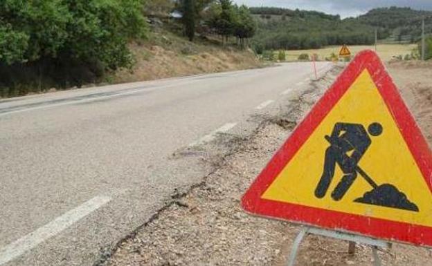 Una carretera con obras de reparación.