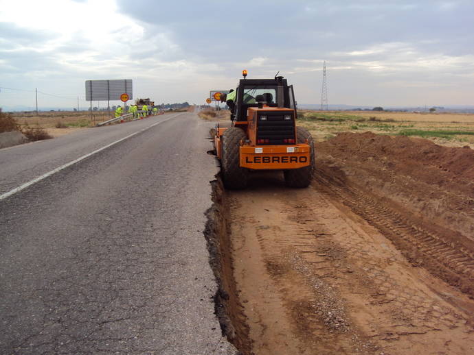 Obras de ensanche y refuerzo en una carretera.