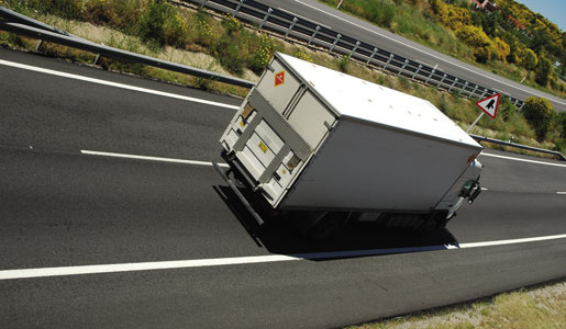 Un camión circula por una carretera.