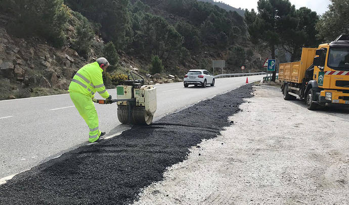 Un operario trabaja en la reparación del pavimento de una carretera.