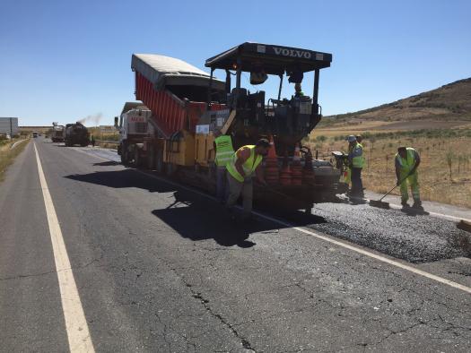 Máquinas reparando una carretera.