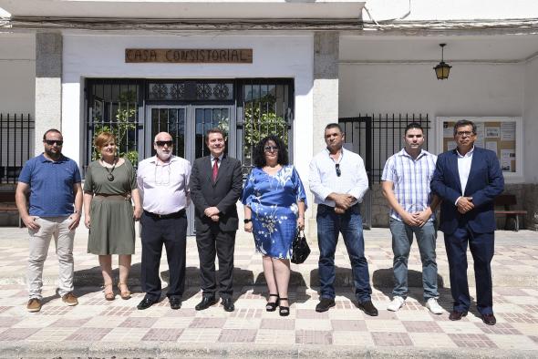 El presidente de Castilla-La Mancha, Emiliano García-Page, en Camuñas (Toledo).