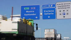 Camiones de mercancías circulando por territorio español