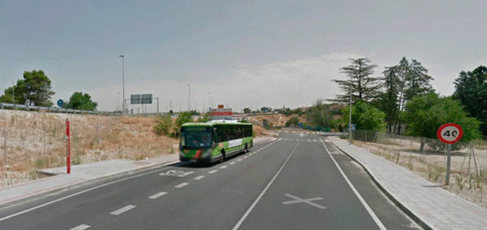 Un autobús realiza una parada.