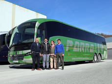 Carrozado sobre chasis Volvo B11R con suspensión independiente de 15 metros de longitud.