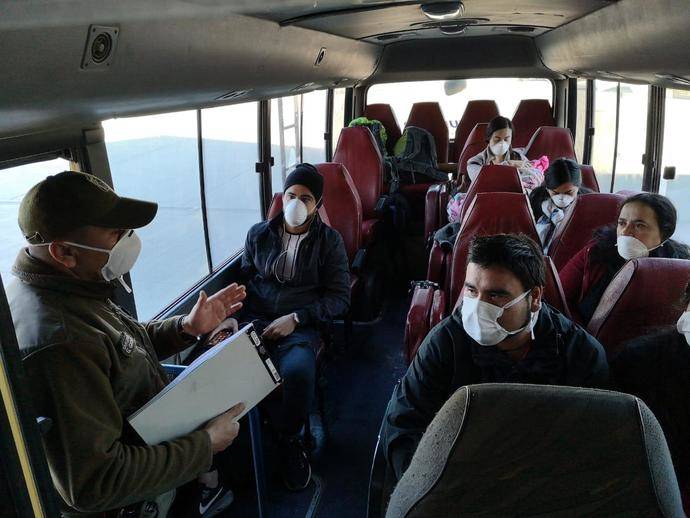 Pasajeros con mascarillas en un autobús.