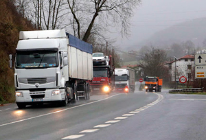 El Gobierno de Navarra no prohibirá de momento la circulación de camiones por la N-121 hacia la frontera