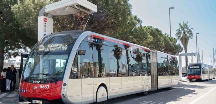 Unos 50 de autobuses eléctricos se acumulan sin uso en Barcelona