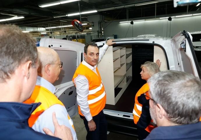 Visita simbólica de Antonio Filosa a la planta gallega de Stellantis