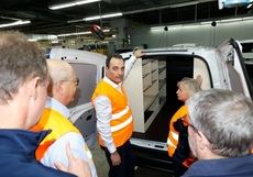 Visita simbólica de Antonio Filosa a la planta gallega de Stellantis