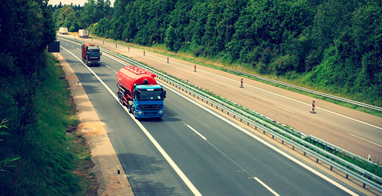 El Ministerio de Transportes autoriza dos trabajadores por camión