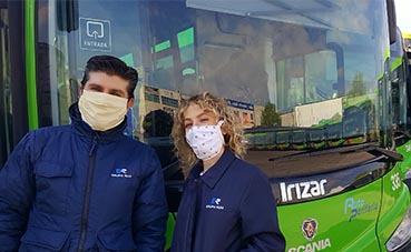 Los vecinos madrileños dotan de mascarillas al transporte público