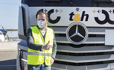 Mercedes-Benz Actros transporta mascarillas faciales protectoras