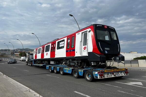 Así se transportan los trenes de Barcelona desde la fábrica hasta las vías