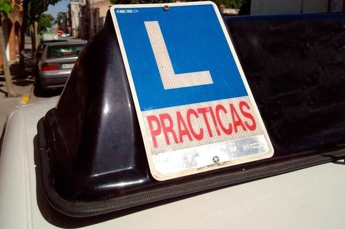 Las autoescuelas insisten en su petición de percibir ayudas directas