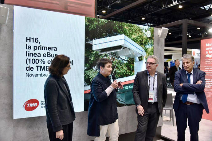 Directivos de TMB y Endesa, en la presentación en el stand de TMB en el Smart Mobility Congress.