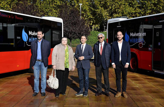 Un momento de la presentación de los nuevos autobuses de Monbus para Alcalá de Henares.