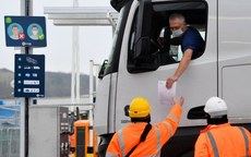 Felipe VI junto a algunos trabajadores d ela factoría de Renault en Palencia.
