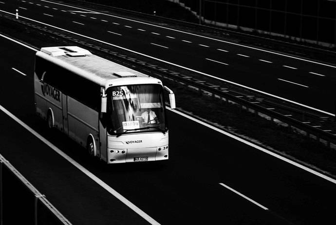 Un autocar recorre una carretera.