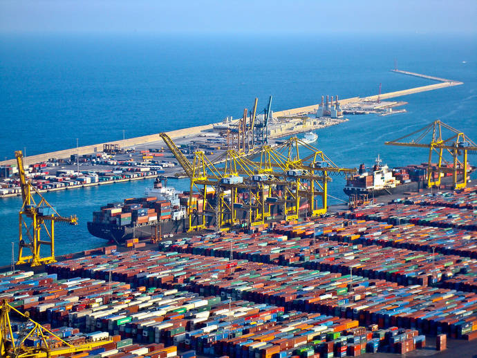 El tráfico de contenedores de Barcelona crece un 15% hasta agosto