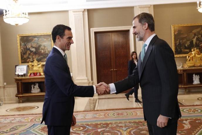 Su Majestad el Rey, Felipe VI, con el Transporte por carretera