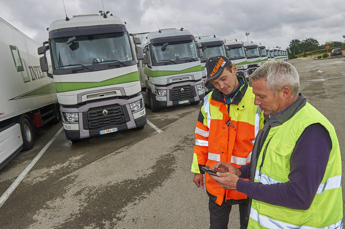 Usuarios probando el nuevo Eco Score para Optifleet, de Renault Trucks.