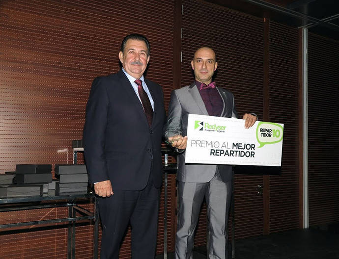 Manuel Plaza recibe el premio.