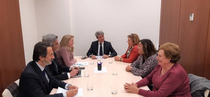 Reunión del consejero de Transportes, Movilidad e Infraestructuras de la Comunidad de Madrid, Ángel Garrido, con la alcaldesa de Colmenar del Arroyo, Ana Belén Barbero.