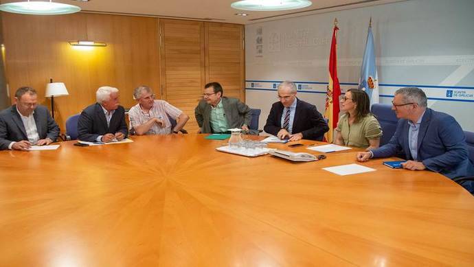 Reunión de representantes del transporte de carbón en Galicia con miembros de la Xunta.