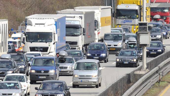 Un conjunto de camiones circula por una autopista.