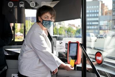 El billete de autobús único ahora se puede pagar con tarjeta, en dos líneas TMB