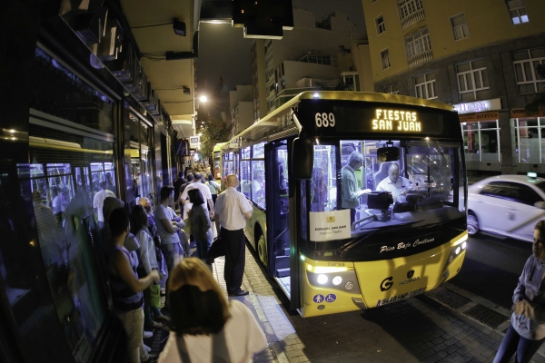 Autobús de Guaguas Municipales con servicio a la Playa de Las Canteras.