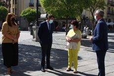 En el centro de la imagen, el consejero Juan Carlos Suárez-Quiñones y la alcaldesa Clara Luquero.