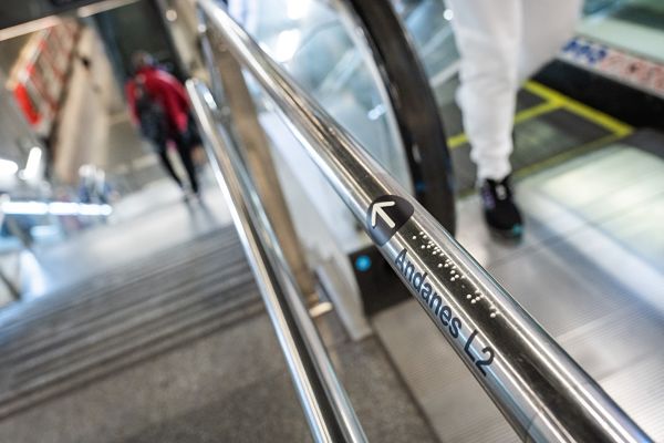 El braille llega a las paradas de autobús y estaciones de metro de Barcelona