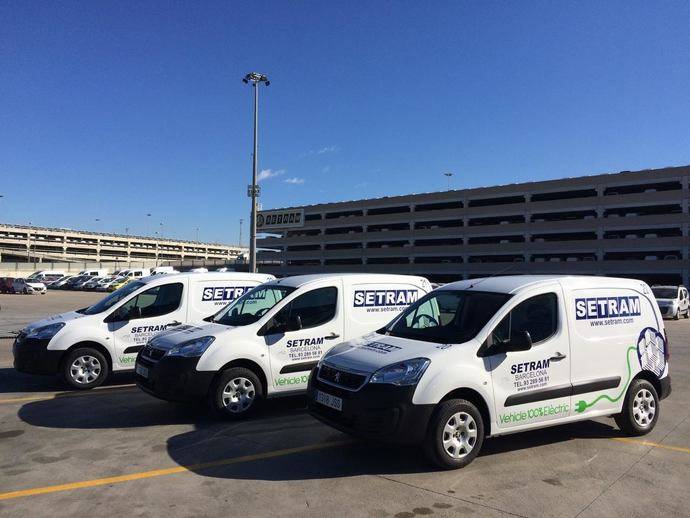 Vehículos eléctricos de Setram en la Terminal Automóvil del Puerto de Barcelona.